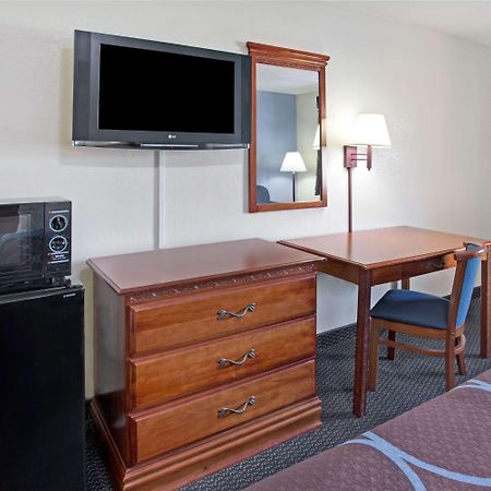 Super 8 By Wyndham Suwanee Hotel Exterior photo