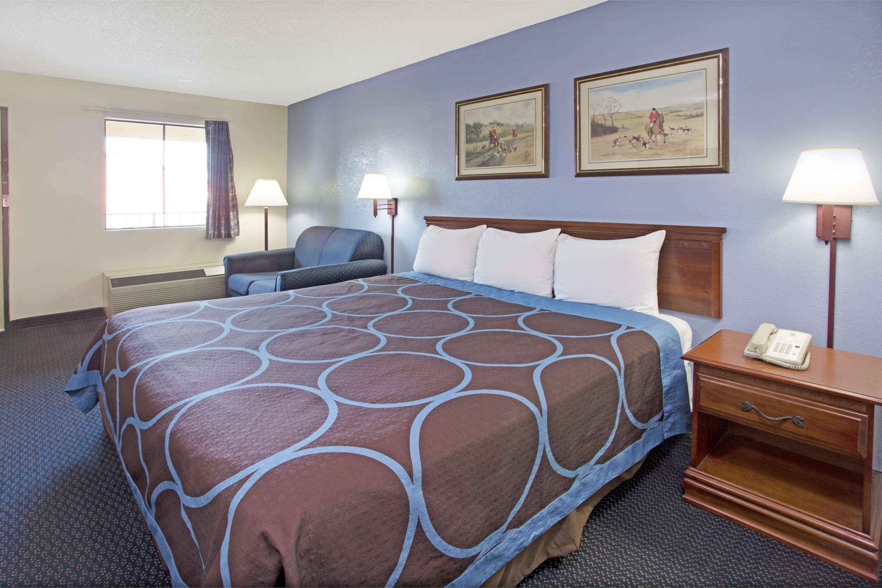 Super 8 By Wyndham Suwanee Hotel Exterior photo