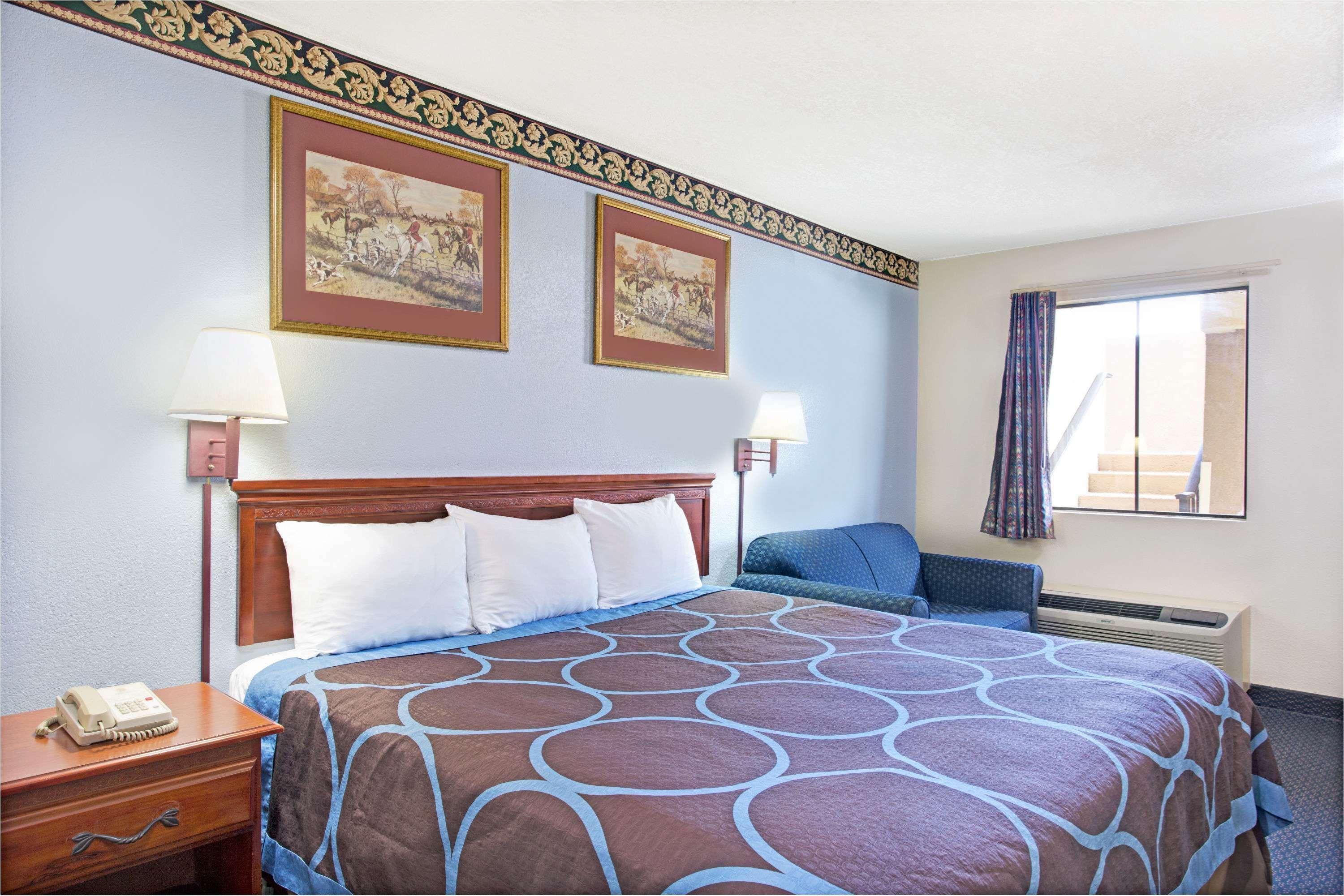 Super 8 By Wyndham Suwanee Hotel Exterior photo