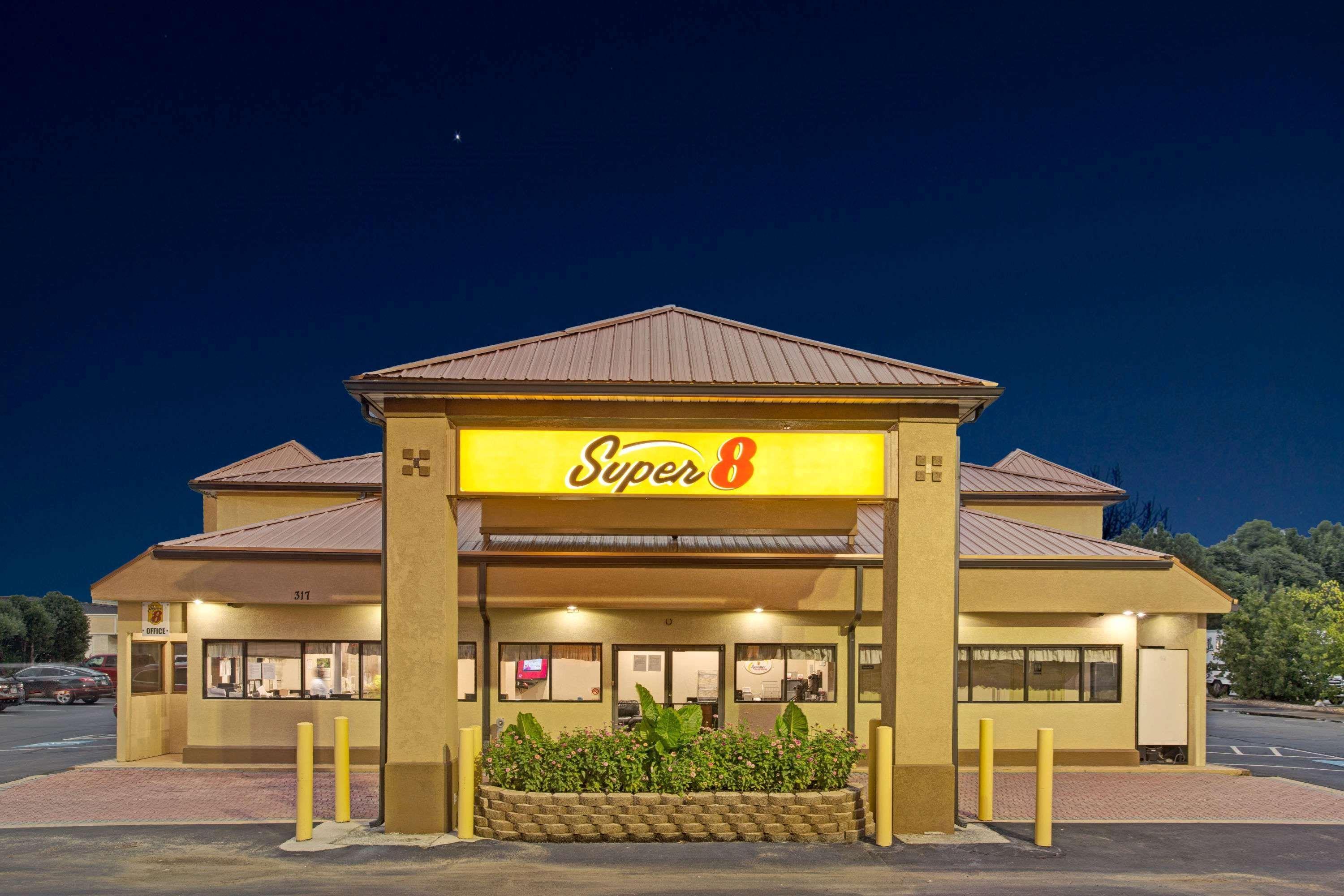 Super 8 By Wyndham Suwanee Hotel Exterior photo