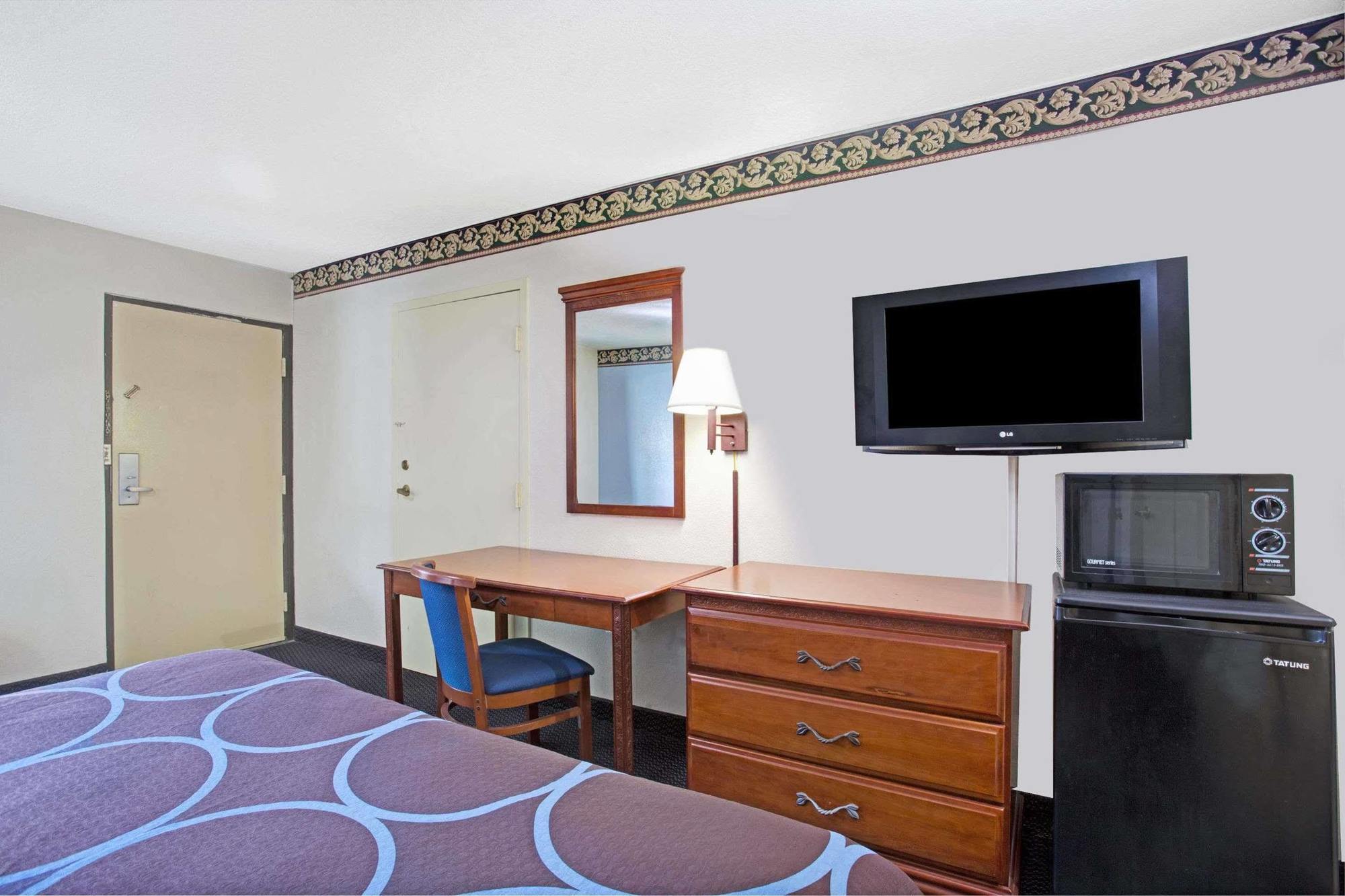 Super 8 By Wyndham Suwanee Hotel Exterior photo
